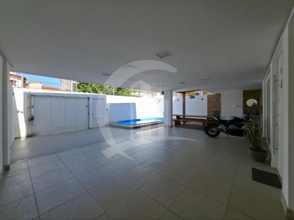 Pátio coberto / garagem