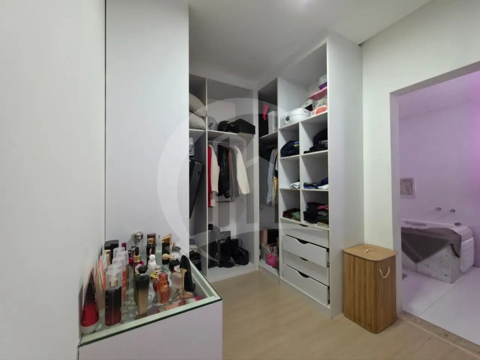 Espaço de vestir A / closet ocupado