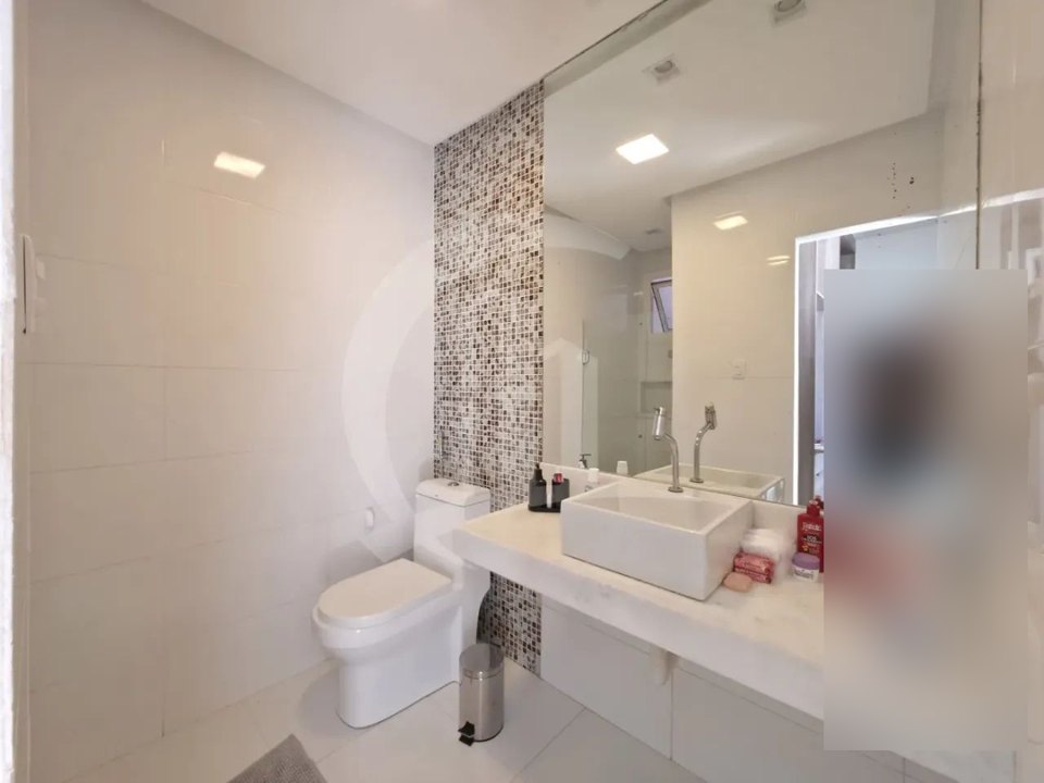 Banheiro com bancada e pastilhas